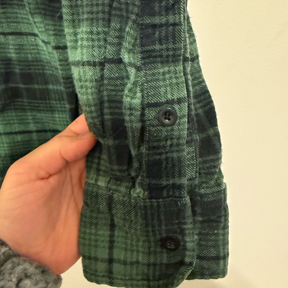 2/$15 Old Navy Men’s Green Plaid Flannel Button-Up Shirt Size M - Picture 6 of 9